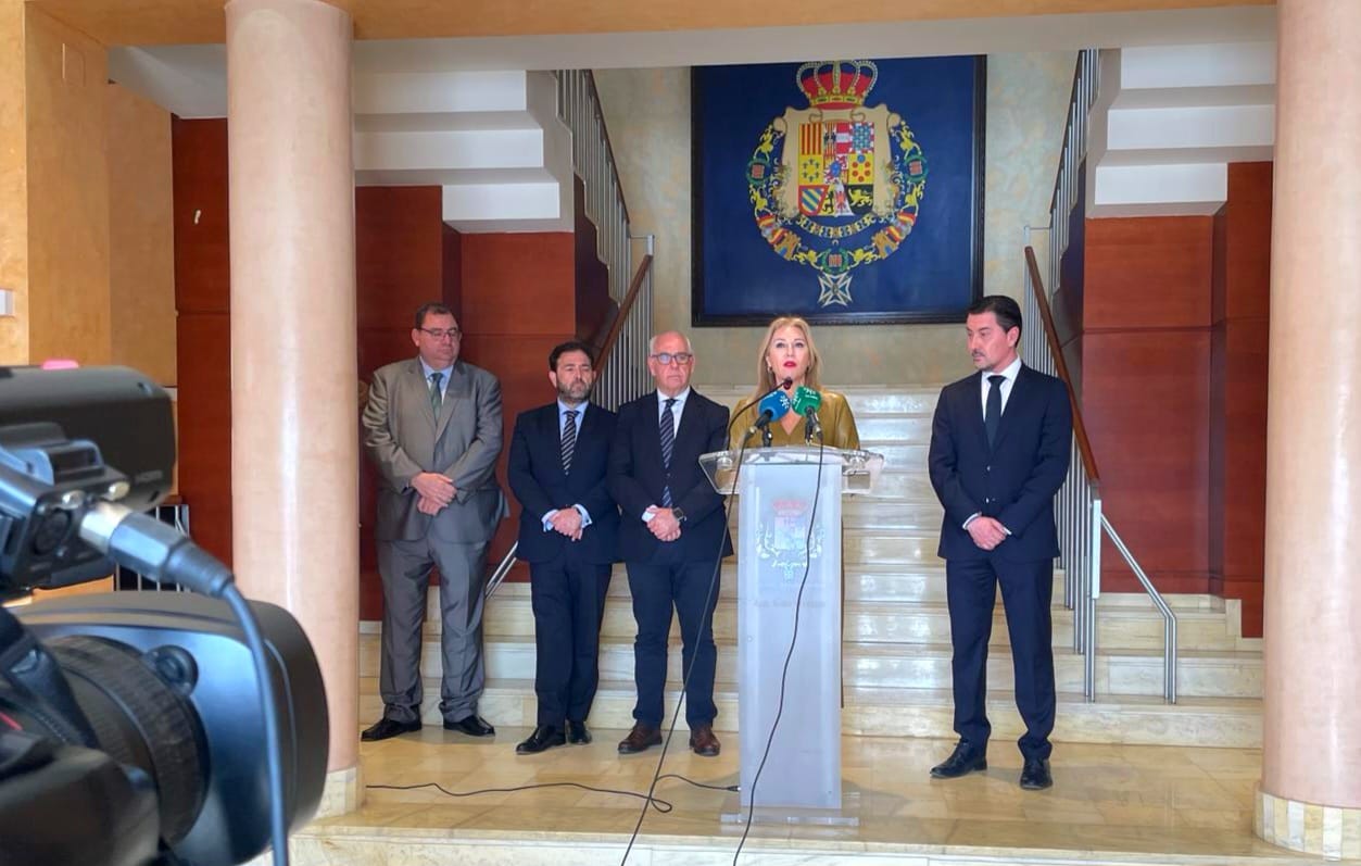 Carolina España durante la visita al Ayuntamiento carolinense.