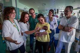 El pequeño Elvis en brazos de su madre, Joseline, rodeada del equipo del Clínico San Cecilio.