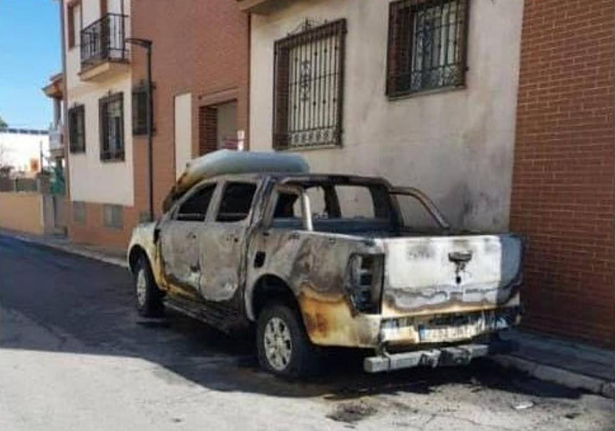 Uno de los vehículos quemados en Cijuela.