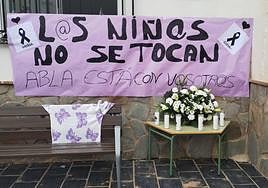 Cartel en Abla de los vecinos, en apoyo a las niñas asesinadas.