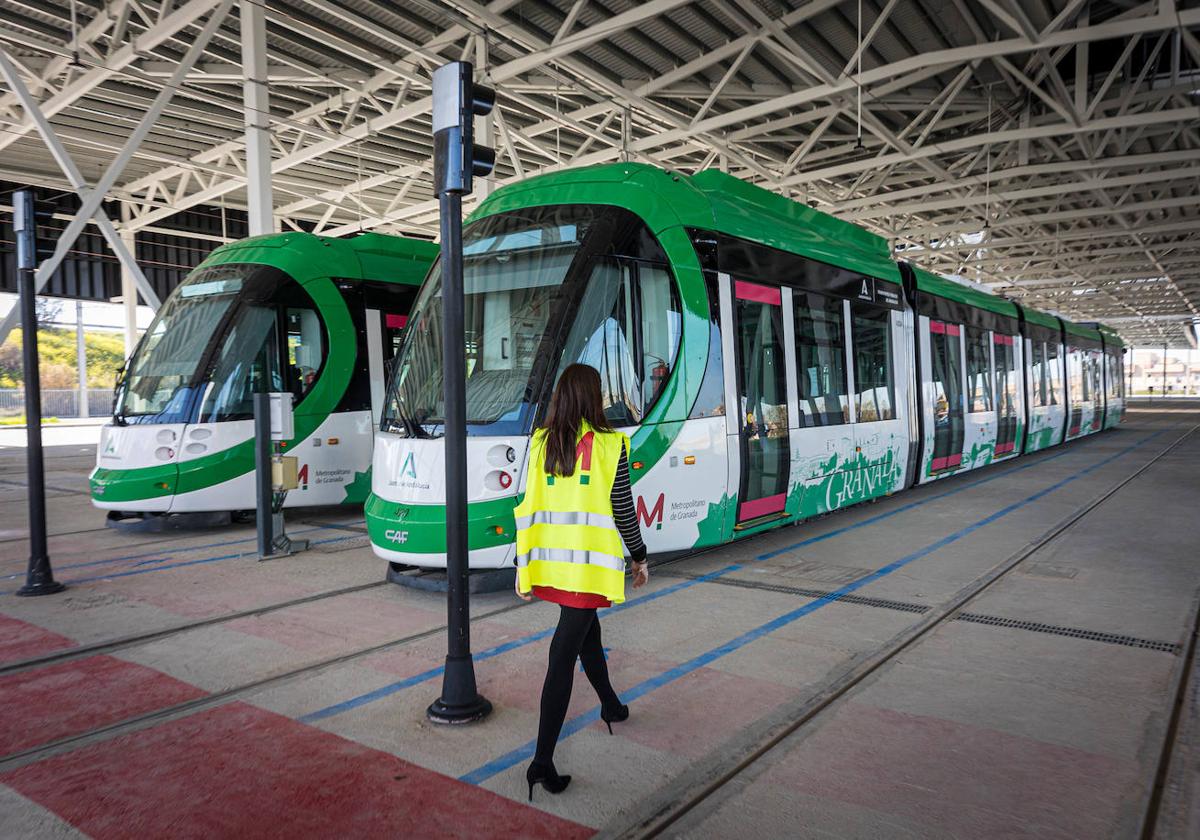 Los dos nuevos trenes que acaban de llegar a las cocheras de Granada.