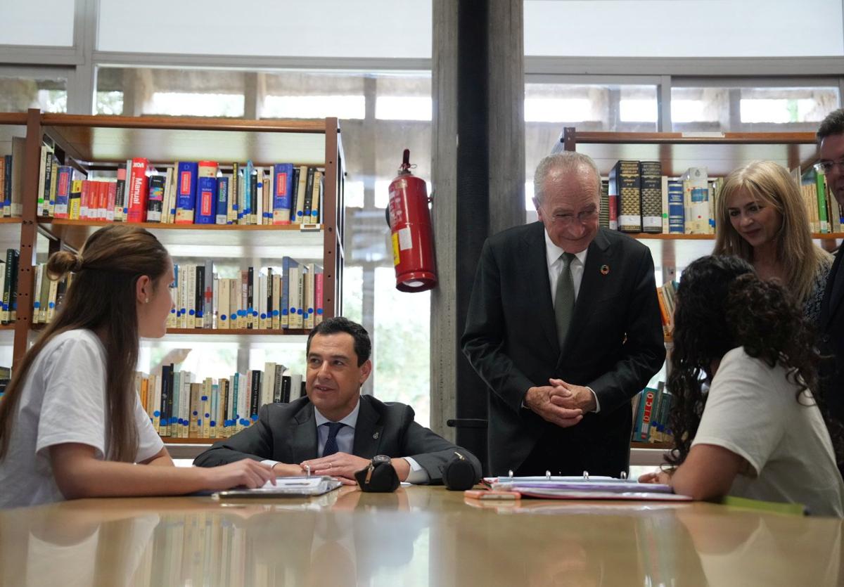 Juanma Moreno conversa con una estudiante en la Universidad Laboral de Málaga.