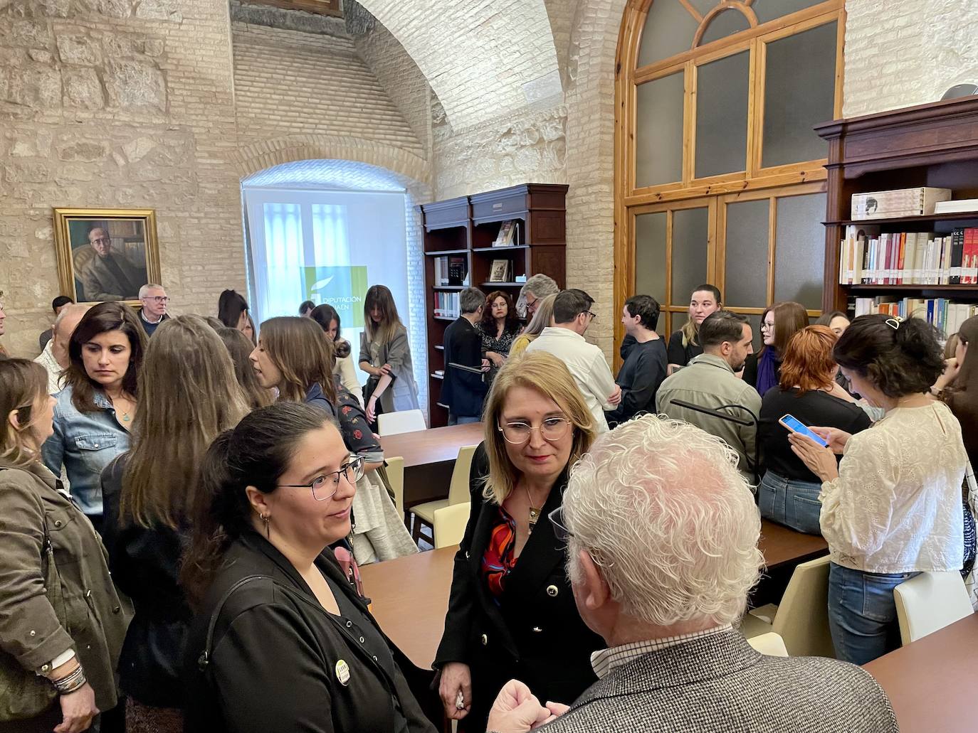 El retrato de Manuel Caballero Venzalá, hecho por Miguel Viribay, da la bienvenida.