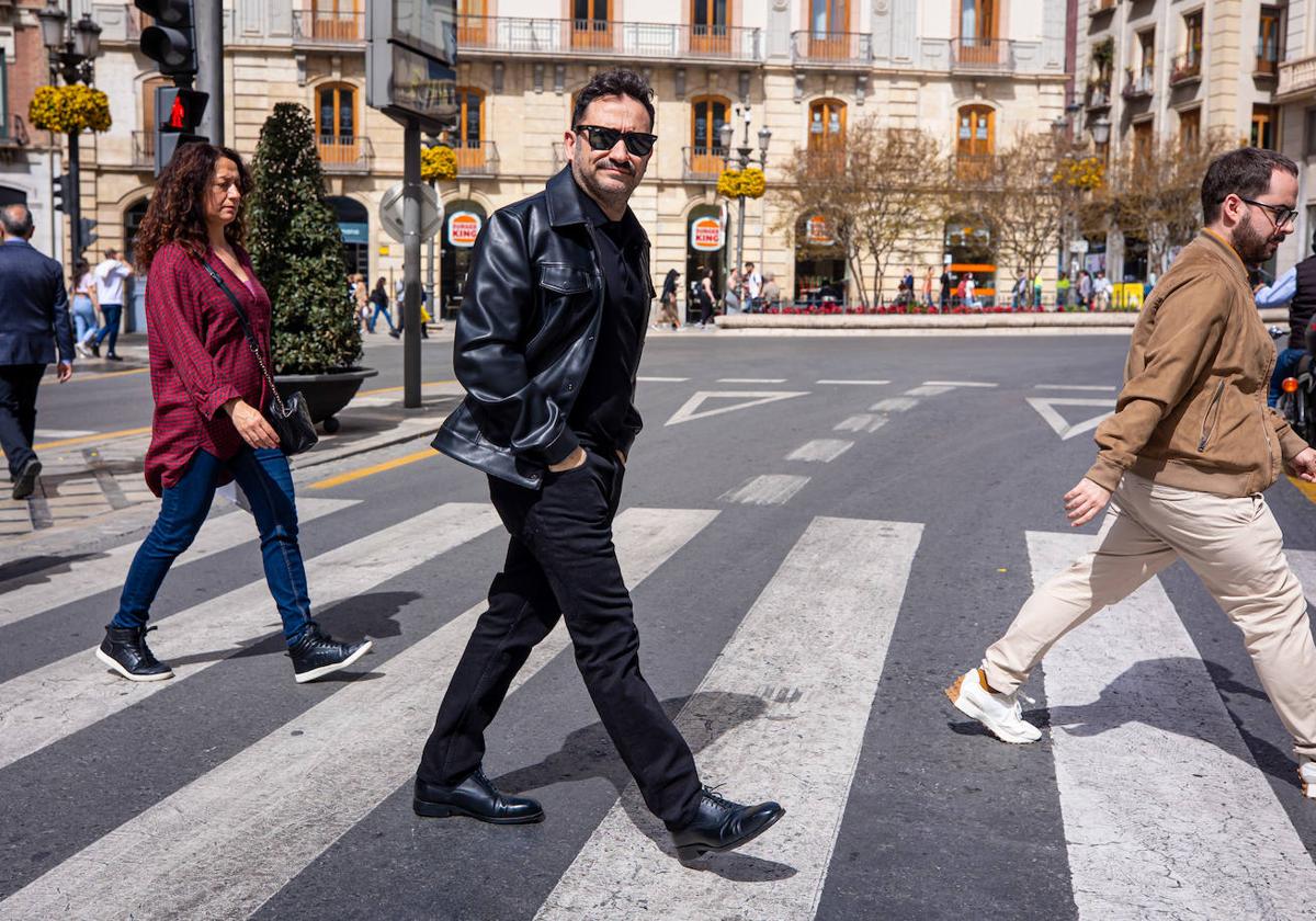 Juan Antonio Bayona, en el paso de peatrones de la Acera del Darro.