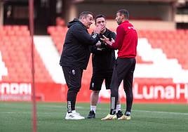 José Ramón Sandoval dialoga con Víctor Díaz antes de comenzar el entrenamiento.