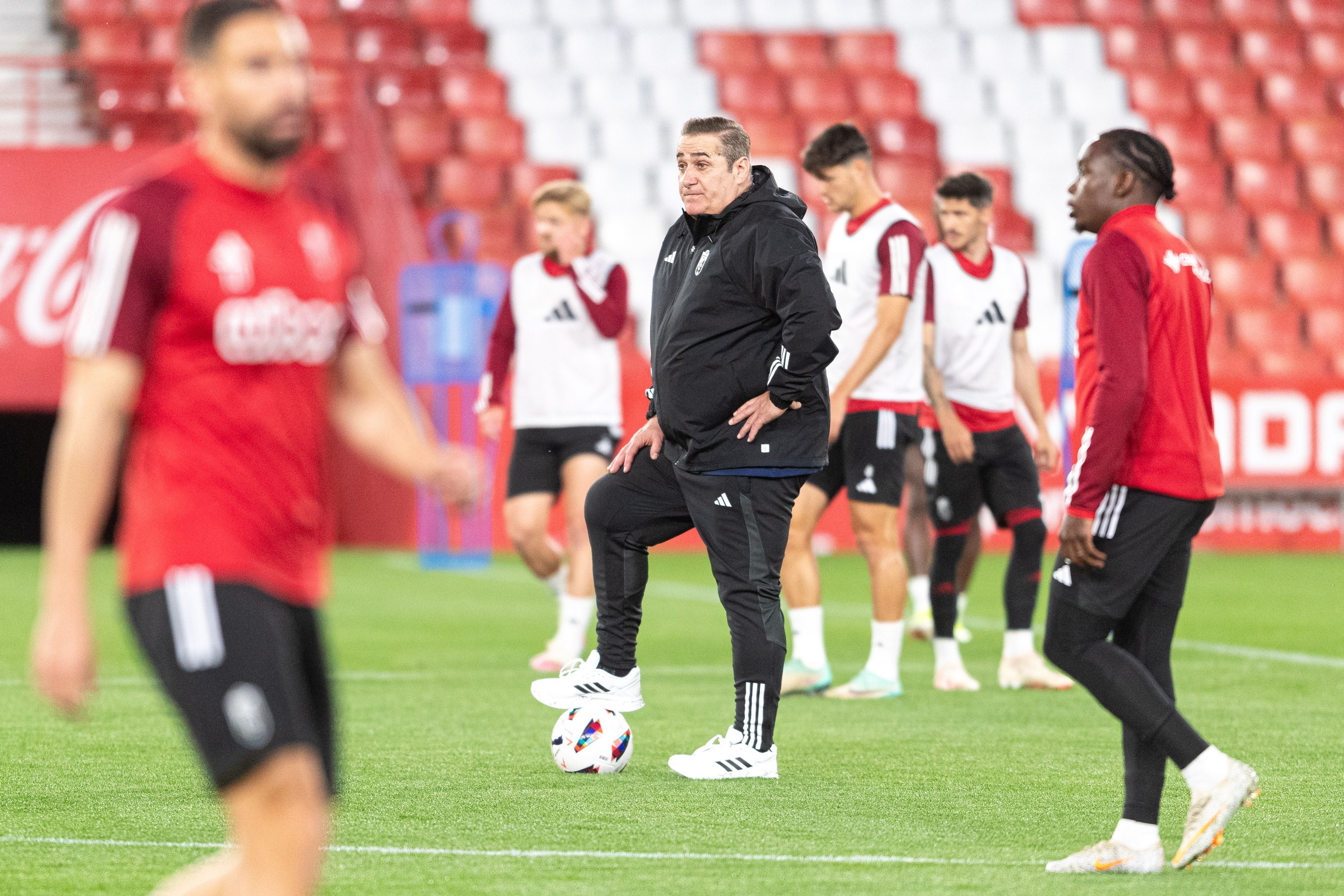 Sandoval pisa un balón durante el entrenamiento rodeado de sus futbolistas.