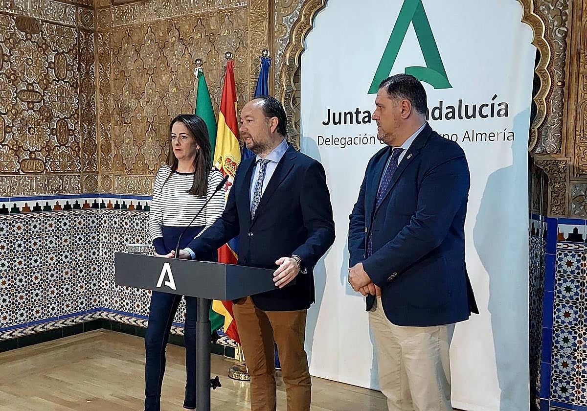 Ramón Herrera flanqueado por Aránzazu Martín, delegada del Gobierno, y Franciso Alonso.