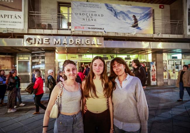 Lara, Elvira y Ana (madre de Elvira), cuando creían qu no podrían ver la película.