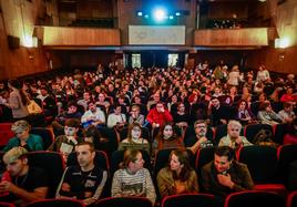 Público en el cine Madrigal, antes de que comenzara el pase de 'La sociedad de la nieve'.
