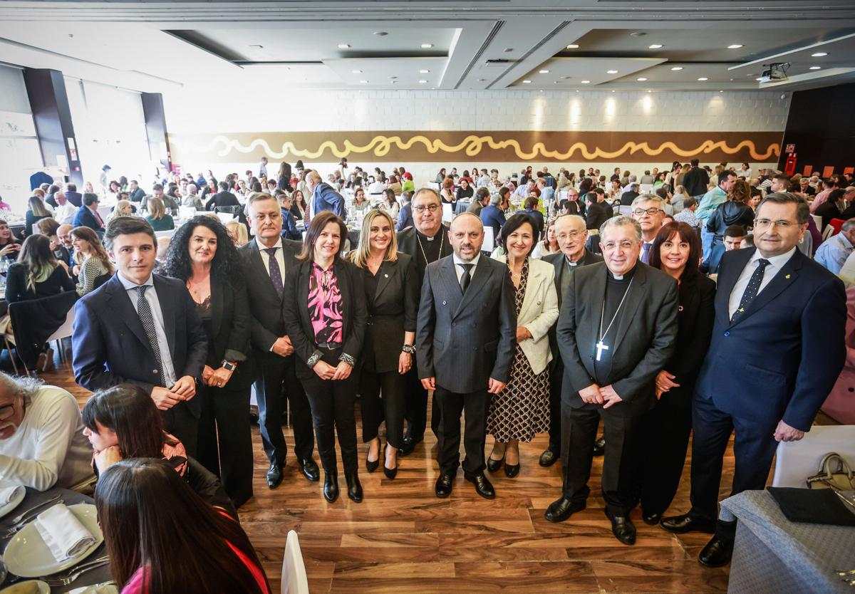 Manuel Mingorance, flanqueado por autoridades y asistentes al almuerzo solidario en el hotel Abades.