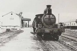 Tren en la estación de Caniles.