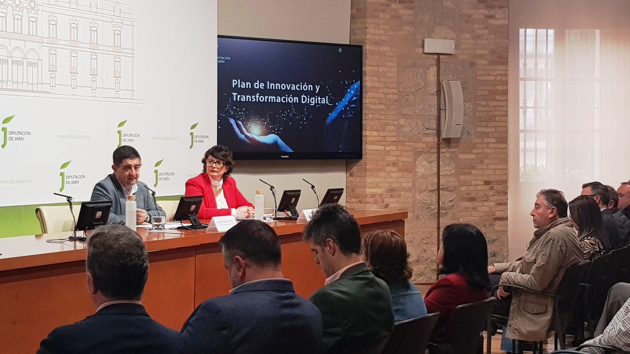 Paco Reyes e Inés Arco durante la presentación del plan a los ayuntamientos.
