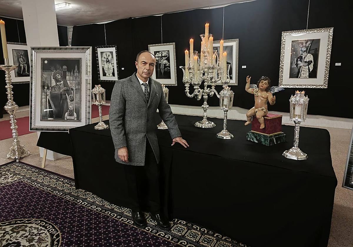 José Domínguez, con algunos de sus cuadros para la exposición 'La Semana de Pasión en la pintura'.