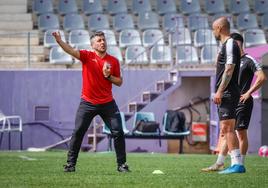 Roberto Peragón dirigió este martes su primer entrenamiento como técnico blanco.