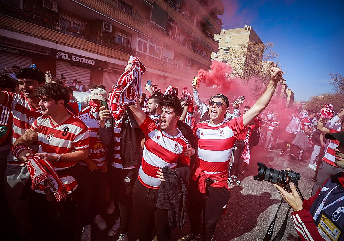 Recibimiento al Granada antes del partido contra el Almería en febrero.