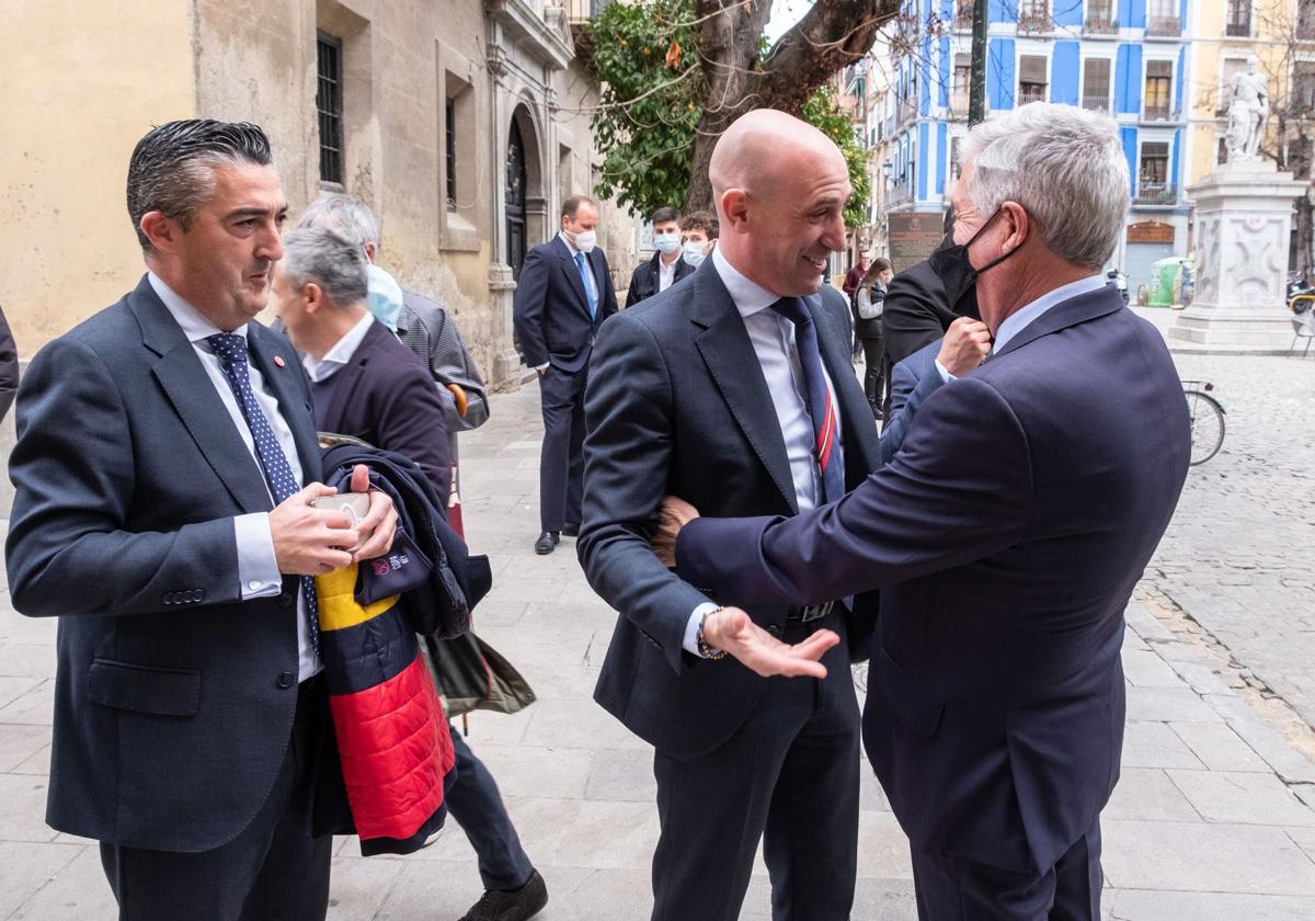 Pedro González Segura (izquierda) y Luis Rubiales, a la salida de una conferencia en Granada.