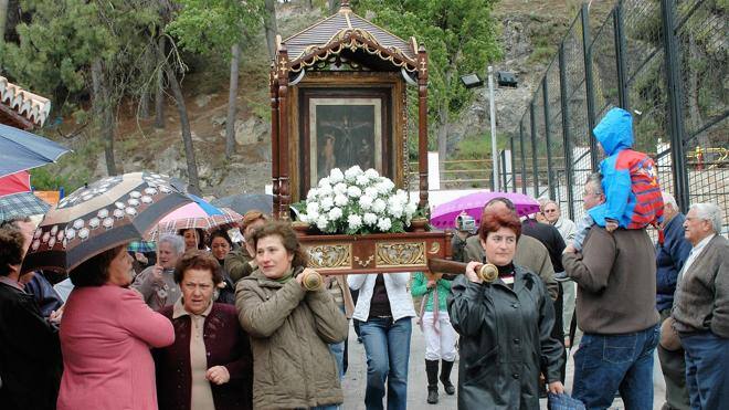 Imagen principal - La procesión del Cristo del Zapato y la imagen tallada inspirada en el cuadro.