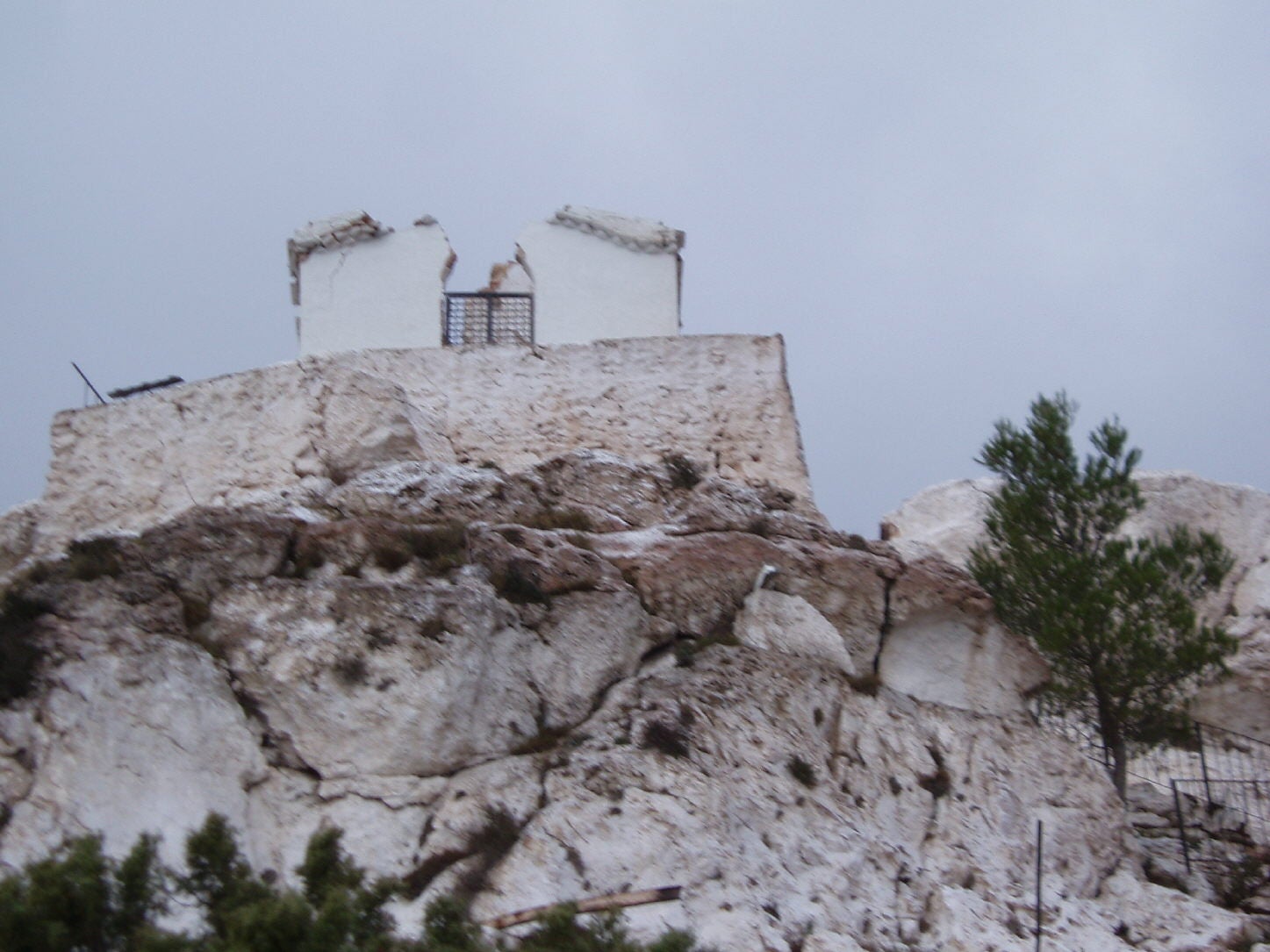 Imagen principal - Arriba se ve cómo quedó la ermita tras la caída de un rayo sobre tu cruz. Abajo, el interior de la ermita tras el suceso y cómo era la ermita antes de quedar destruida.