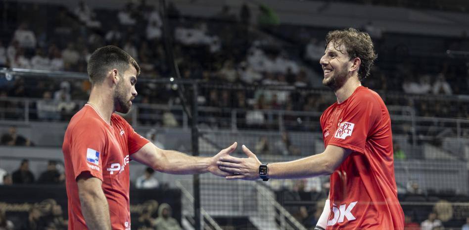 Mike Yanguas, a la derecha, saluda a su compañero Javi Garrido.