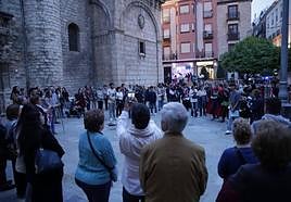 Círculo de silencio de la red Jaén Ciudad Abierta, este jueves en la plaza de San Ildefonso.