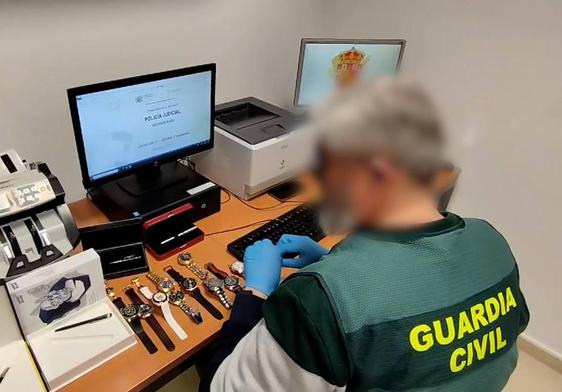 Tarea de los agentes en Madrid durante la investigación.