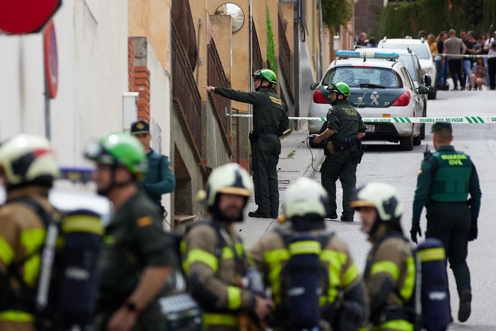 Las imágenes del edificio acordonado en Las Gabias por un vecino atrincherado