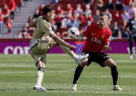 Lucas Boyé trata de controlar la pelota en el partido ante el Mallorca.