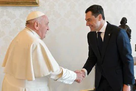 Juanma Moreno saluda al Papa a su llegada al Vaticano