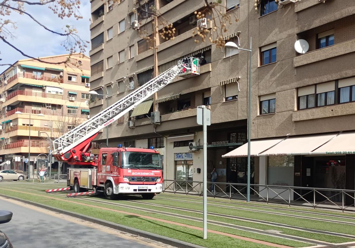 Bomberos acceden por el balcón a una vivienda en avenida del Sur para rescatar a una anciana