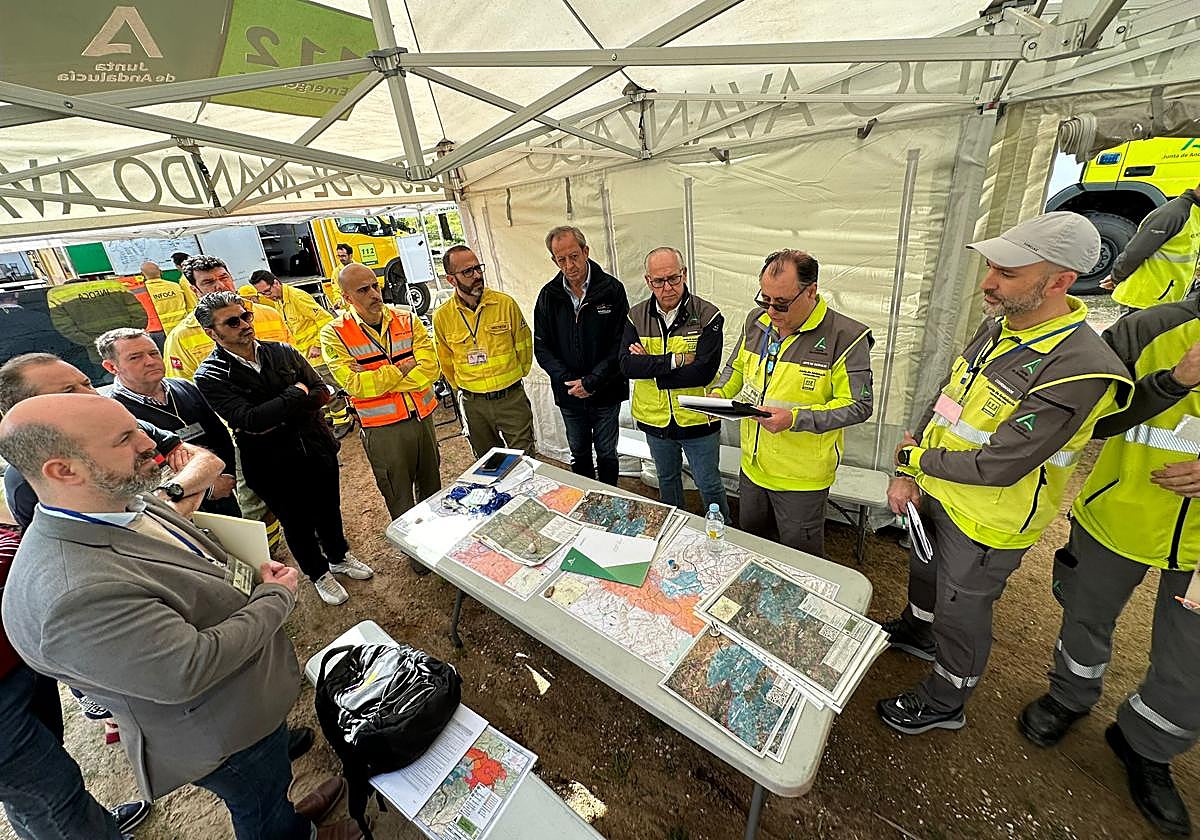 Mesa del simulacro del incendio con el delegado de la Junta, entre otros.