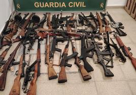 Intervienen más de medio centenar de armas de guerra en una casa de Mojácar