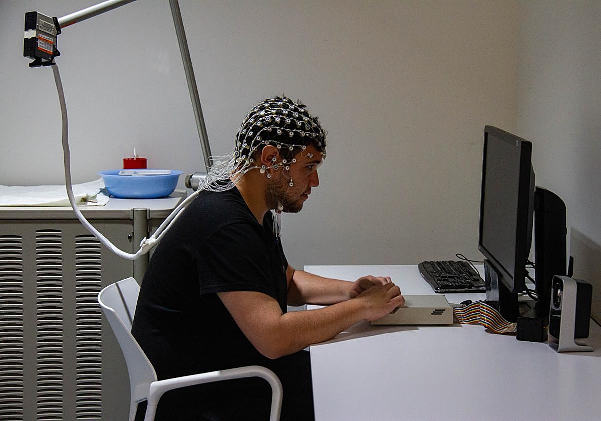 Un usuario del Centro de Mente de la UGR es sometido a un estudio.