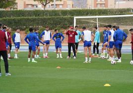 Pepe Mel dando órdenes en el entrenamiento del jueves