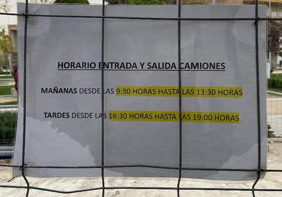 Horario colocado en la valla de obra para la entrada y salida de camiones.