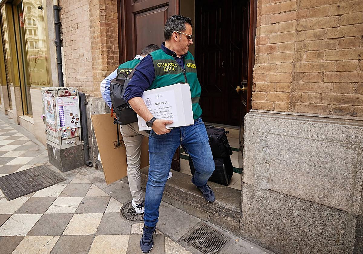 La guardia civil abandona el piso en el que vive Rubiales en Granada capital.