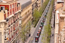 Hilera de tractores por Gran Vía