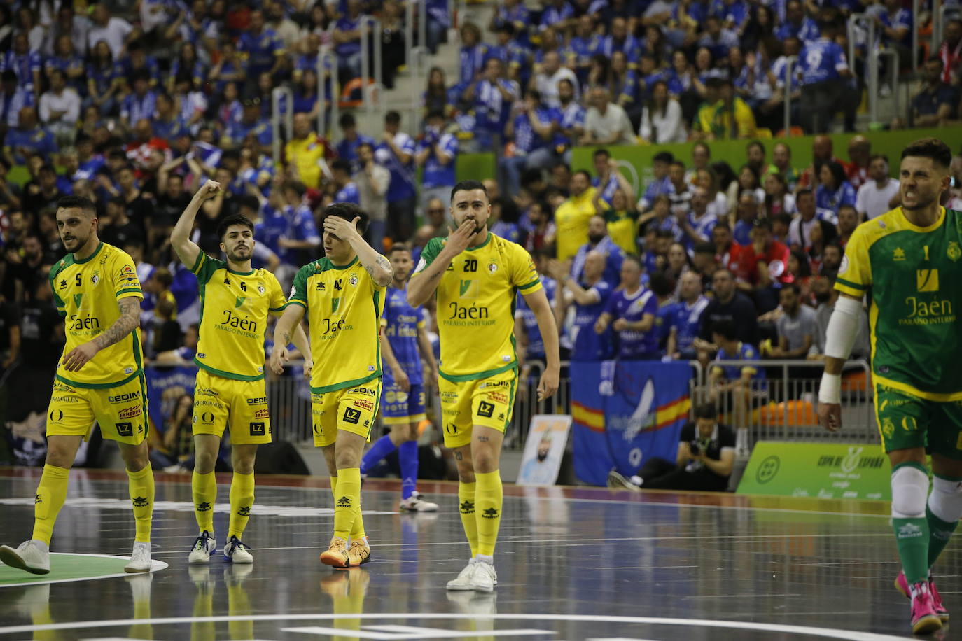 Jugadores jienenses celebran la victoria.