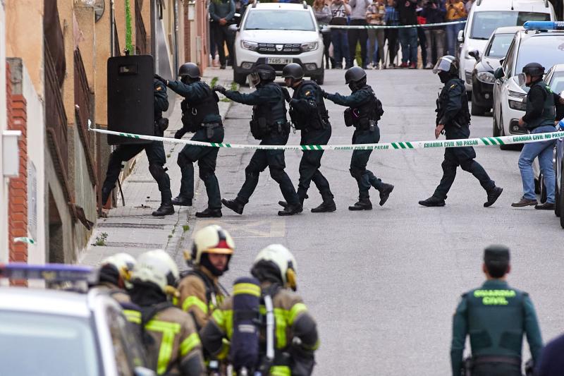 Un momento de la operación de la Guardia Civil para detener al atrincherado.