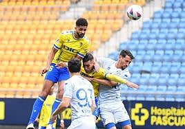 Chris Ramos se eleva para el remate de su gol.