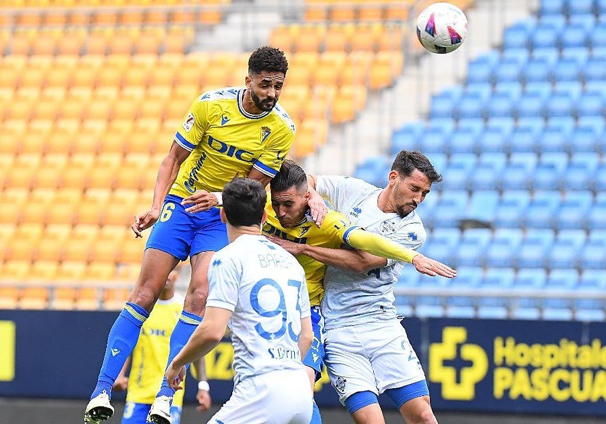 Chris Ramos se eleva para el remate de su gol.