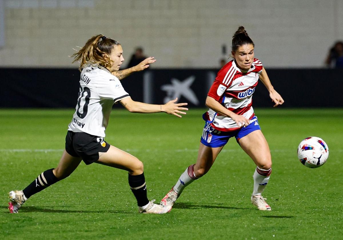 Gaste juega un balón por banda izquierda ante la valencianista Asun.