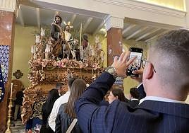 Un joven echa una foto a Nuestro Padre Jesús de la Salud este sábado.