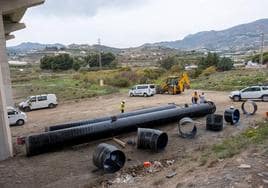 Operarios recortan las tuberías que acomodarán en las zanjas.