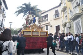 El paso de Jesús de la Paz por la calle Caños Dorados.