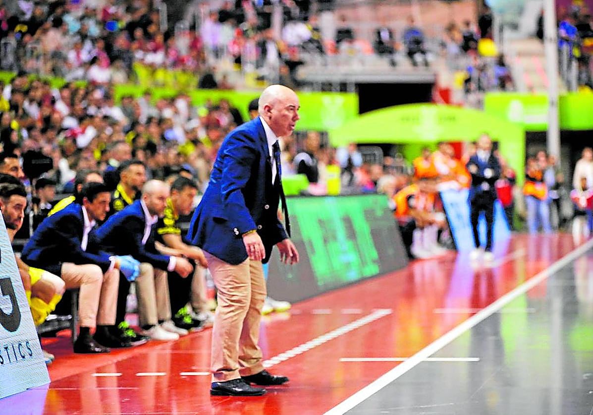 Dani Rodríguez siguiendo muy atento una jugada durante la semifinal ante ElPozo.