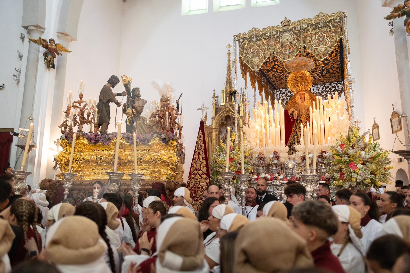 Las fotos de los momentos más íntimos y emotivos del Lunes Santo en Granada