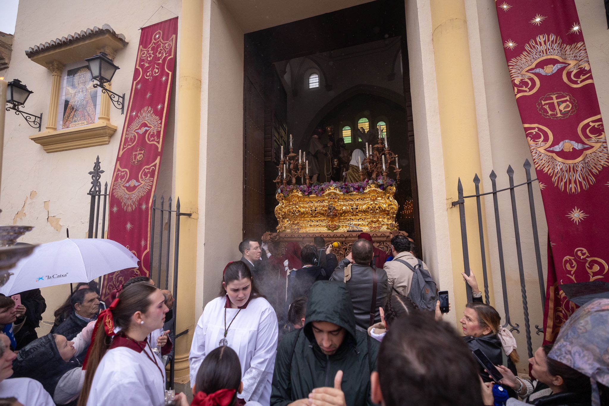 Las fotos de los momentos más íntimos y emotivos del Lunes Santo en Granada