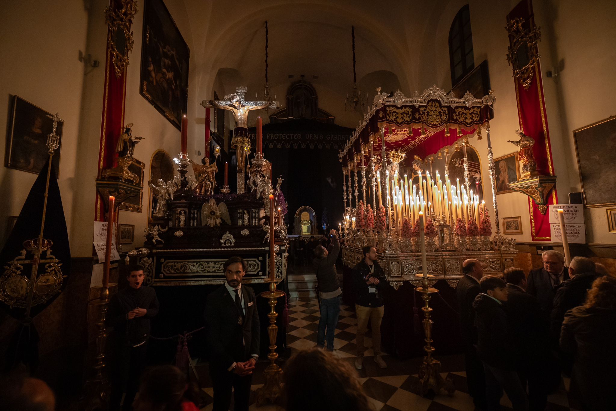 Las fotos de los momentos más íntimos y emotivos del Lunes Santo en Granada