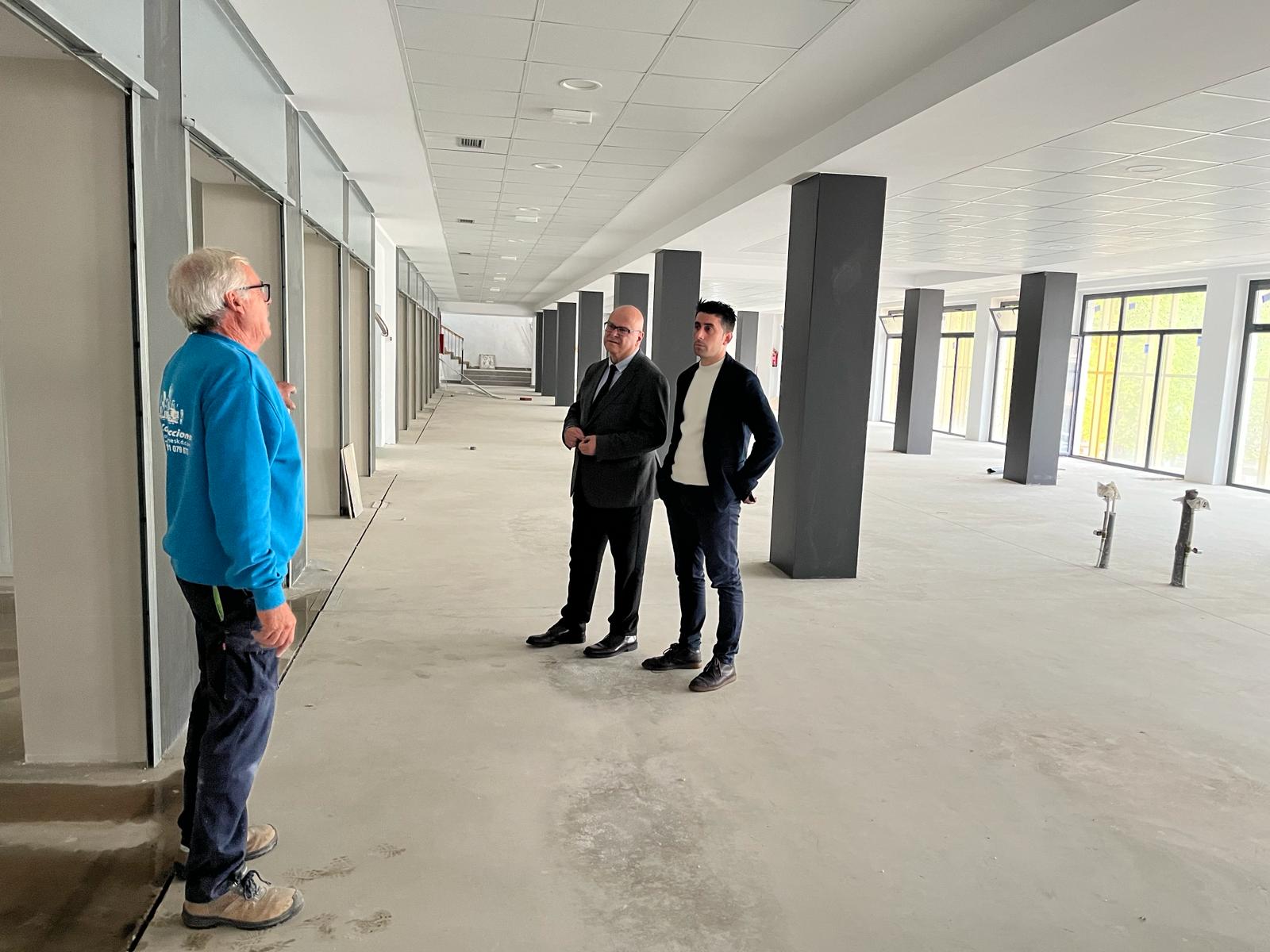 Visita de Manuel Fernández y José Alberto Rodríguez a las obras del mercado de Beas de Segura