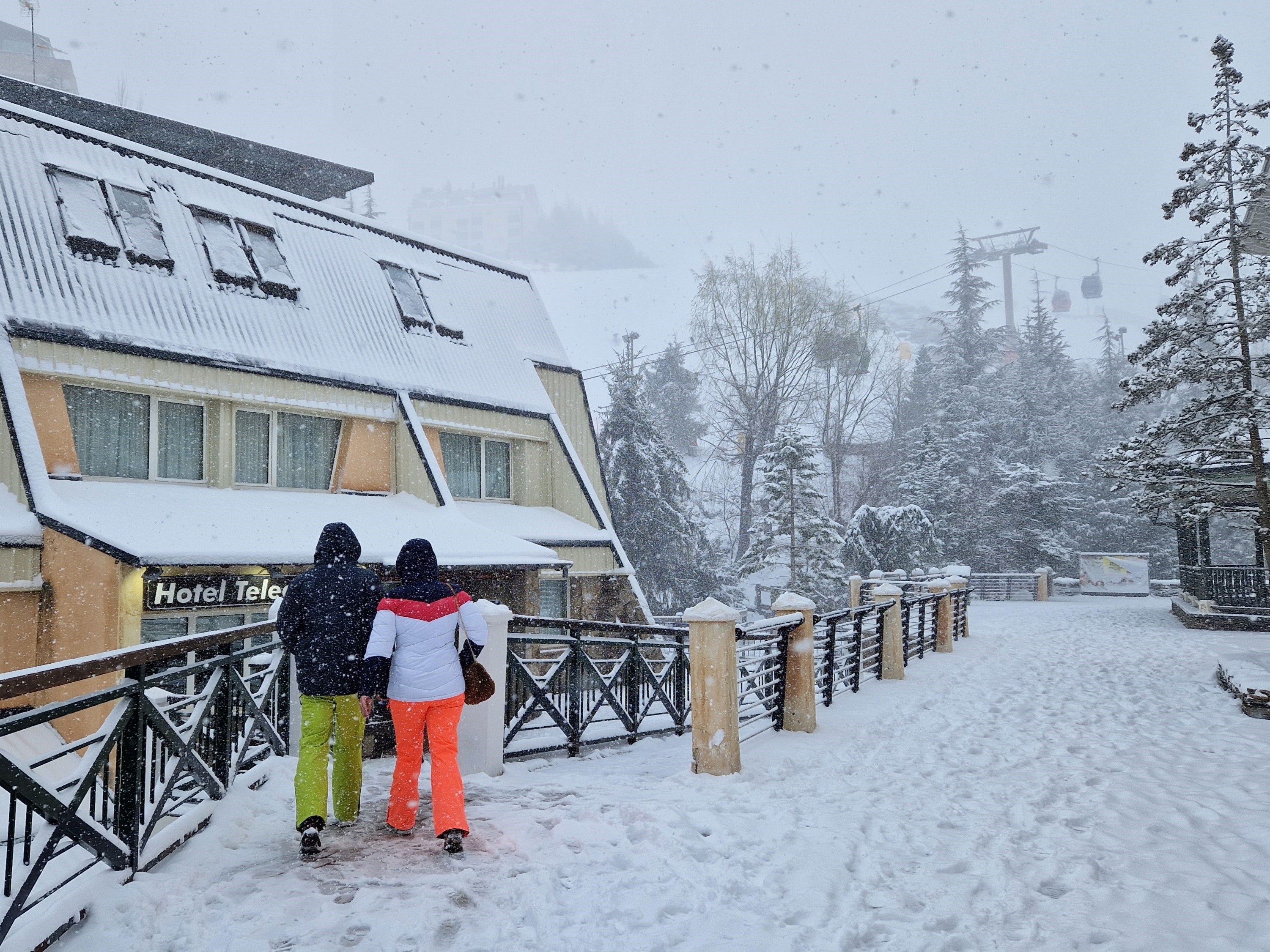 Sierra Nevada luce espectacular con los copos caídos en Martes Santo